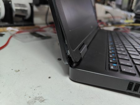 Επισκευή μεντεσέ laptop από πτώση