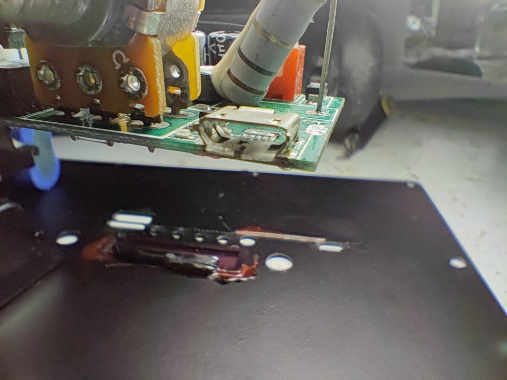 επισκευή φορητού ηχείου αλλαγή θύρας φόρτισης