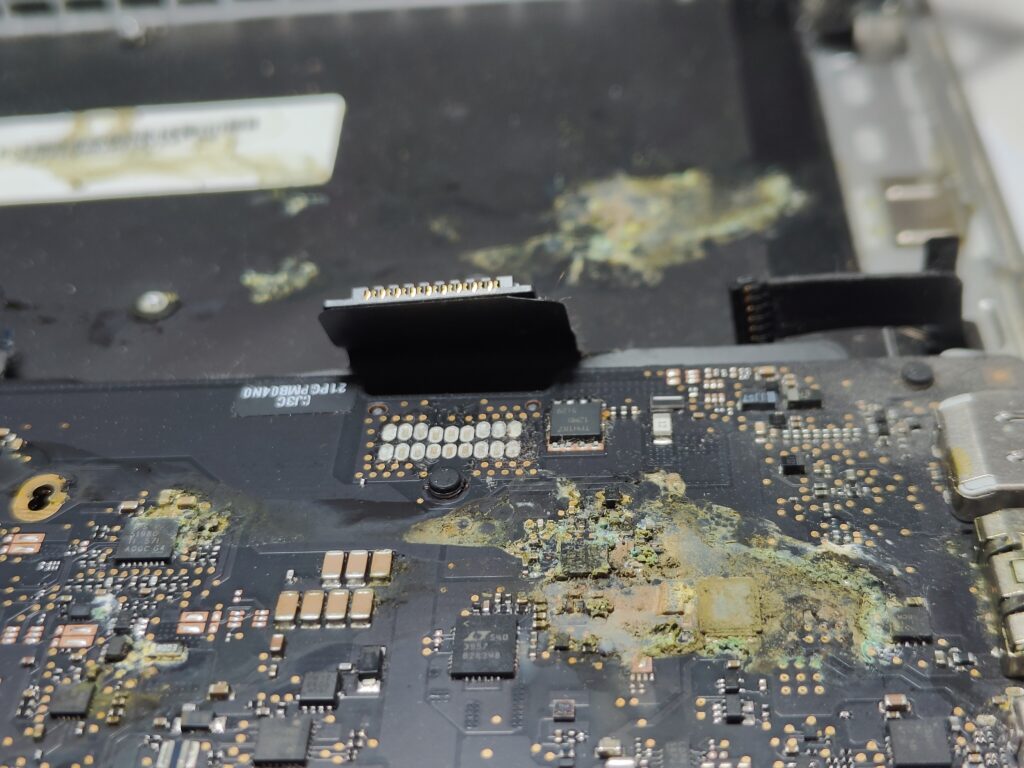 πτώση υγρού σε laptop