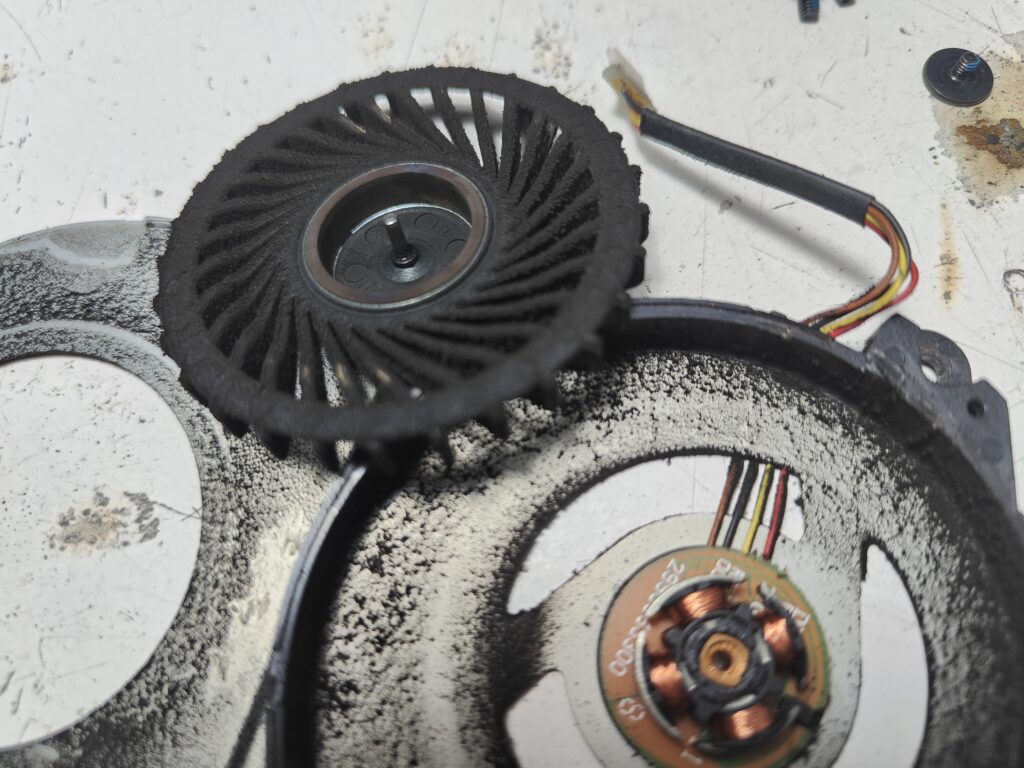 ΛΕΙΤΟΥΡΓΙΑ-LAPTOP-ΣΕ-ΠΕΡΙΒΑΛΛΟΝ-ΜΕ-ΣΚΟΝΗ-ΜΕΤΑΛΟΥ